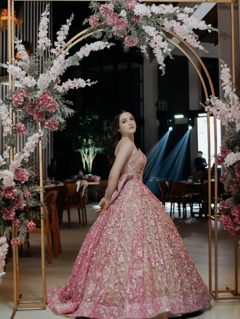 Debutante elegante em vestido dourado