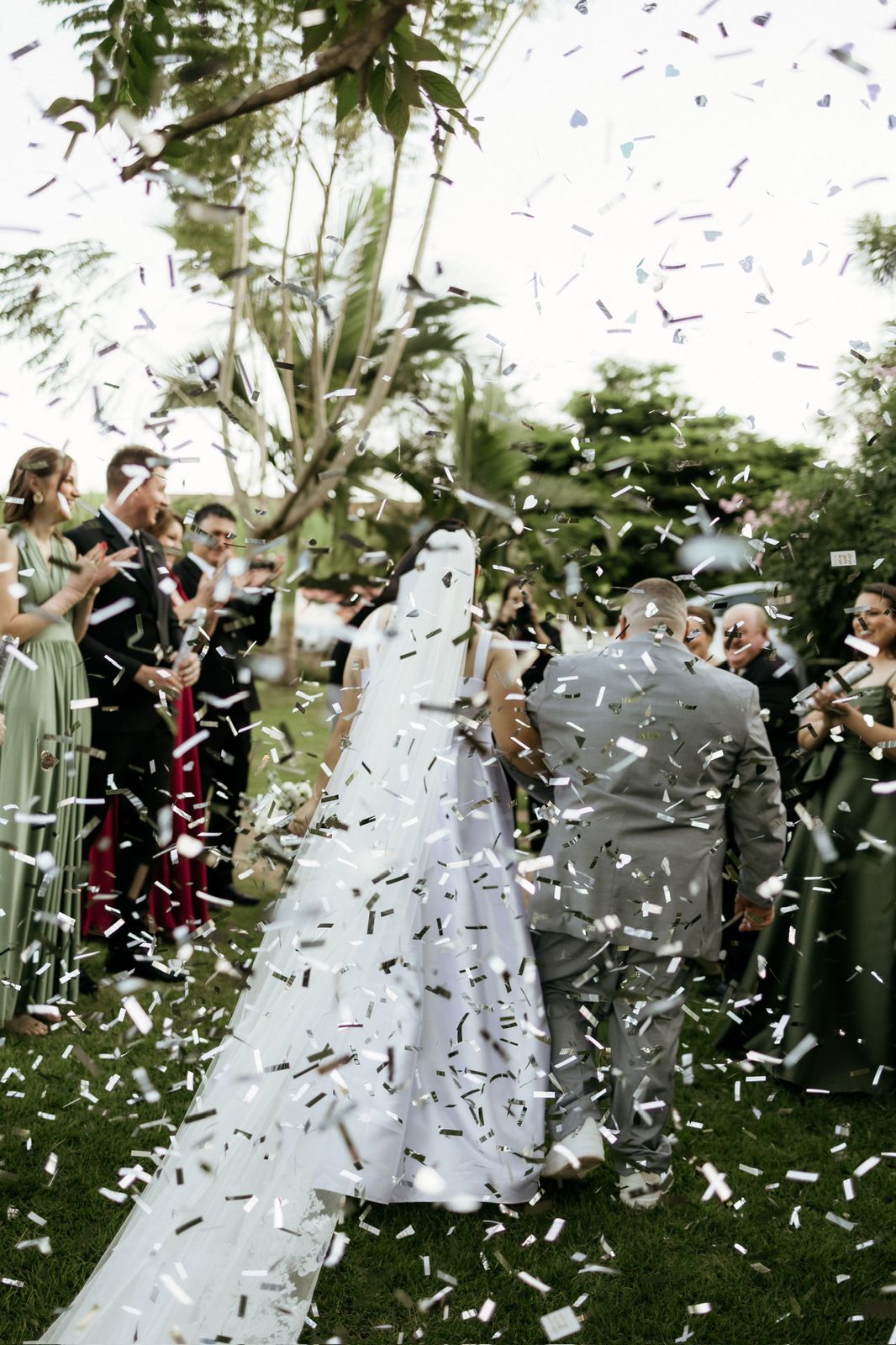 Saída dos noivos sob chuva de papel picado